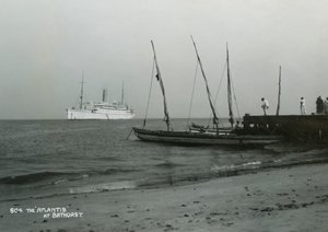 Dampskipet Atlantis utenfor Bathurst, Gambia, 1900-tallet av Unbekannt