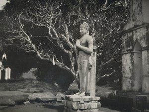 Steinfigur nær Ruwanweli Dagoba, Anuradhapura, 1926 av Unbekannt