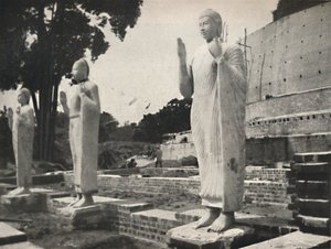 Steinstatuer foran Ruwanwali Dagoba under restaurering, Anuradhapura, 1926 av Unbekannt