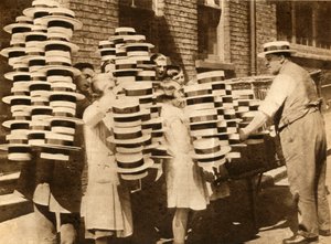 Stråhatter kommer tilbake til gunst, 1930, 1933. av Unbekannt