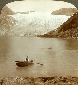 Strøm av fast is Hardangerbreen og innsjøen der den smelter, Norge, c1905. av Unbekannt