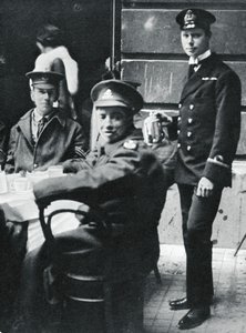 Underløytnant Prince Albert serverer te til sårede soldater ved Buckingham Palace, 1916 av Unbekannt