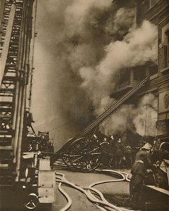 Å dempe en brann i en smal bygate, c1935. av Unbekannt