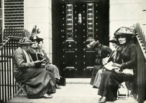 Suffragetter venter på dørstokken til Sir Edward Carsons hjem i London, 6. april 1914, 1947. av Unbekannt