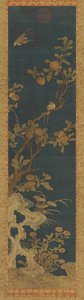 Tapet: fugler, ferskentre, steiner og blomster på en blå mark, Qing-dynastiet, 1644-1911. av Unbekannt