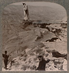 Arno. Dragoman stående på stein, ca 1900 av Unbekannt
