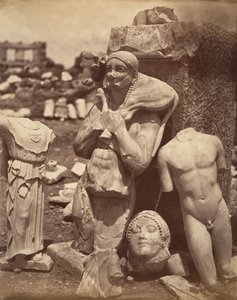 Kalvebæreren og Kritios-gutten like etter utgravningen på Akropolis, Danse..., ca. 1865. av Unbekannt