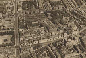 Kameraet fanger en utsikt over South Kensington fra et lavtflyvende fly, c1935. av Unbekannt