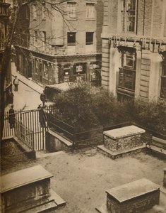 The Coopers Arms fra Churchyard of St. Olaves, Silver Street, c1935. av Unbekannt