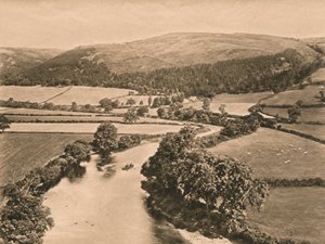 The Dee Valley, fra Glendowers Mound, 1902 av Unbekannt