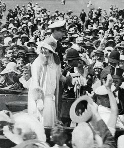 Hertugen og hertuginnen mobbet av folkemengder i Auckland, 1927, 1937 av Unbekannt