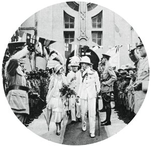 Hertugen og hertuginnen av York besøker graven til Admiral Benbow, Kingston, Jamaica, 1927, 1937 av Unbekannt