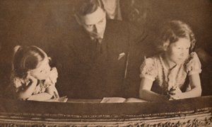 Hertugen av York og prinsessene Elizabeth og Margaret ved pantomimen, 6. februar 1935. av Unbekannt