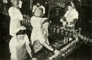 The Great Salmon Industry - Indiske jenter som jobber i hermetikkavdelingen, c1948. av Unbekannt