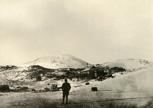 Hytta, med Mount Erebus i bakgrunnen, høsten 1908, 1909. av Unbekannt