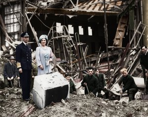 Kongen og Dronningen undersøker bombeskader, Buckingham Palace, London, andre verdenskrig, 1940 av Unbekannt