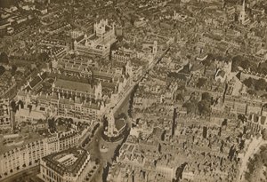 The Lair of the Law as Few Londoners Ever See It: The Temple and the Courts of Justice, c1935. av Unbekannt