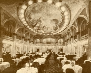 Den overdådig dekorerte hovedrestauranten i Leviathan., c1930. av Unbekannt