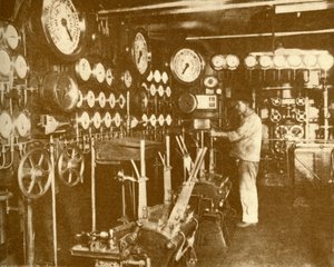 Hovedmotorkontrollplattformen til Aquitania., c1930. av Unbekannt