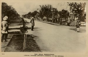 The Mall, Rawalpindi - Mot Lockharts Memorial i avstand, c1918-c1939. av Unbekannt
