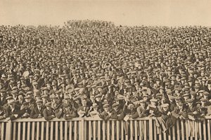 Den mangehodede stemmen som brøler bak berøringslinjen hver vinterlørdag, c1935. av Unbekannt