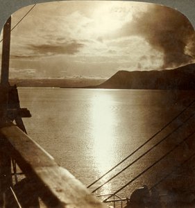 Midnattssolen i juli over klippene ved Spitzbergen og Polhavet, c1905. av Unbekannt