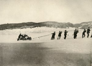 Motorbilen i myk snø, etter skipets retur, c1908, 1909. av Unbekannt