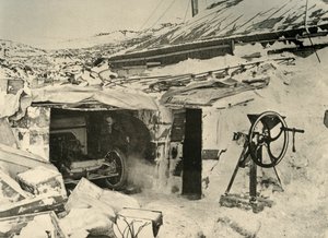 Motorbilen i garasjen, og maiseknuser til høyre, c1908, 1909. av Unbekannt