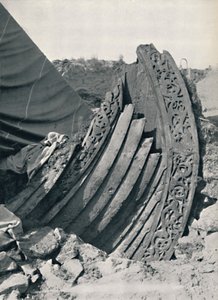 Osebergskipet i haugen, viser utskjæringen på stilk og rekkverk, 1935 av Unbekannt