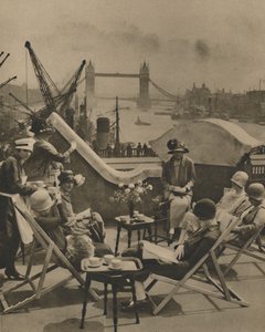 Bassenget fra takhagen til Langbourne Club for City Women, 1920-tallet, c1935. av Unbekannt