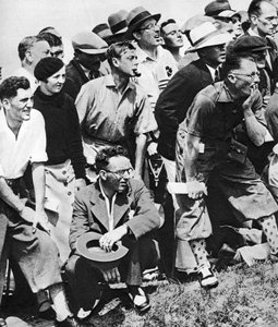 Prinsen av Wales røyker pipe på Open Golf Championship, St. Andrews, ca. 1930-tallet av Unbekannt