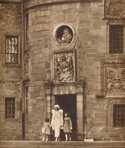 Dronningen i hennes gamle hjem, Glamis Castle, c1936 1937 av Unbekannt
