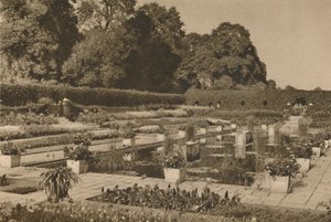 Stillheten i den nederlandske hagen ved Kensington Palace voktet av låste porter, c1935. av Unbekannt