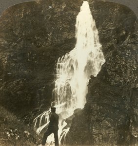 Sevlefallene, sprudlende og sprutende, nær Stalheims hotell, Nærdal, Norge, c1905. av Unbekannt