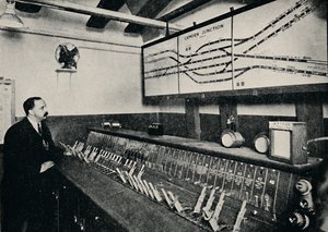 Signalboksen ved et undergrunnsjernbanekryss, 1926 av Unbekannt