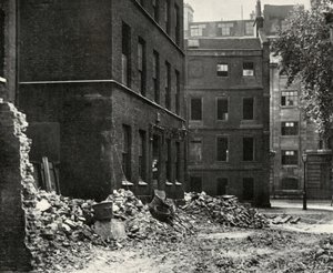 Stedet for inngangsporten fra Fetter Lane og de forlatte husene som venter på riving, 1934. av Unbekannt