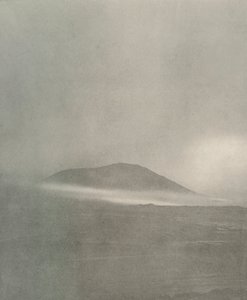 Starten på en snøstorm...drift kommer rundt Mount Erebus, c1908, 1909 av Unbekannt