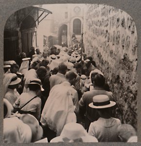 Via Dolorosa fra Tower of Antonio til Den hellige gravs kirke, ca 1900 av Unbekannt