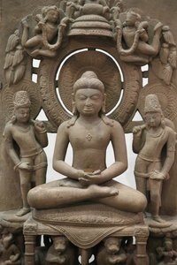 Victoria og Albert-museet. Jina Rishabhanatha. 800-900. Sandstein. Nord-India. Storbritannia av Unbekannt