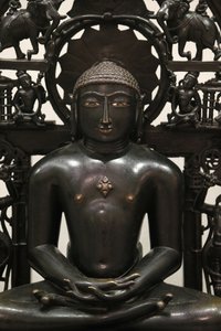 Victoria og Albert-museet. Jina Shantinatha. 1168; bakplaten ca 1300-1500. Kobberlegering med sølv- og kobberinnlegg. Sannsynligvis Vest-India. Storbritannia av Unbekannt