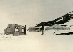 Vinterkvarterene til Discovery-ekspedisjonen ved Hut Point, c1908, 1909. av Unbekannt