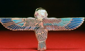 Baksiden av en gullvinget ba-amulett, ptolemaisk periode, Egypt, 4.-1. århundre f.Kr. av Unbekannt