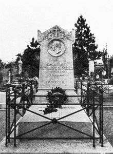 Gravsteinen til Louis Daguerre, fransk fotografi-pioner Gravstein i Bry-sur-Marne til Louis Jacques Mande Daguerre (1787-1851) av Unbekannt