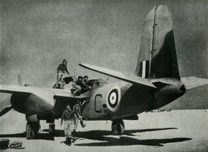 Den varme solen strømmer ned på en ørkenlandingsplass, c1942-1943, 1945. av Unbekannt