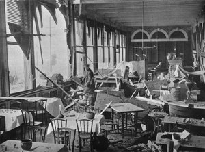 Interiøret til Grand Hotel, som viser skaden som ble gjort av bombardementet, 1914 av Unbekannt