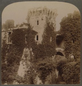 De eføykledde tårnene på Raglan Castle, den siste høyborgen til Charles I, Monmouthshire, England, c1 av Unbekannt