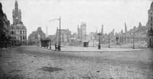 Ruinene og klokketårnet i Douai, Frankrike, 1918 av Unbekannt