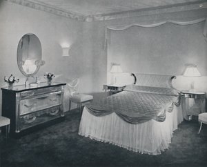 De livlige egenskapene til pleksiglass brukes med fordel i dette soverommet, 1942. av Unbekannt