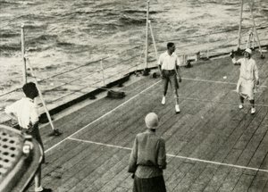 Deres Majesteter, i et spill med kortstokker på dekk til H.M.S. Renown, 1927, 1937. av Unbekannt