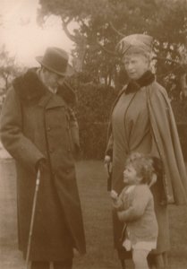 Deres Majesteter Kongen og Dronningen med prinsesse Elizabeth i Craigweil House, Bognor, c1930. av Unbekannt